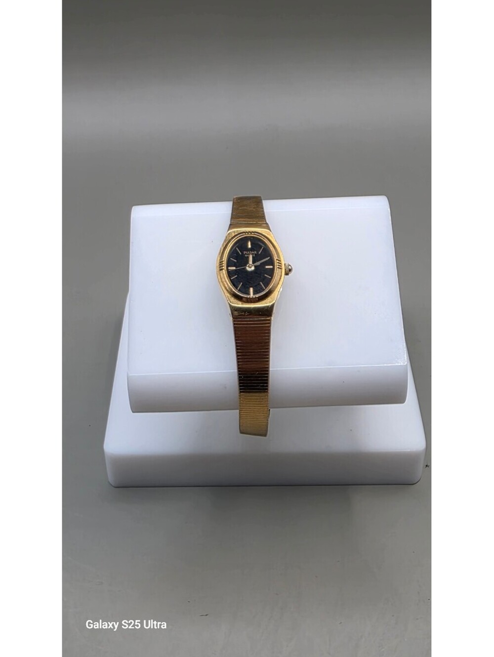 Vintage Seiko Gold-Tone Women's Wristwatch with Black Dial
